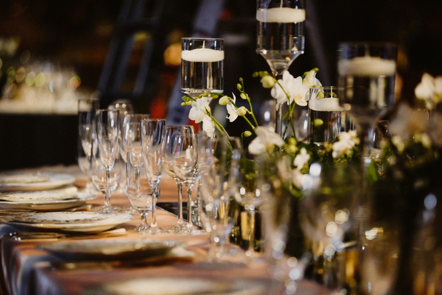 Tequendama: Corporativa - Mesa elegante con copas y flores blancas para eventos.