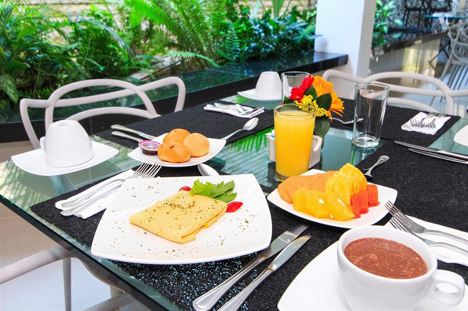 Desayuno en Gio Hotel Tama Cartagena: crepes, frutas y jugo. ¡Disfruta la vista!