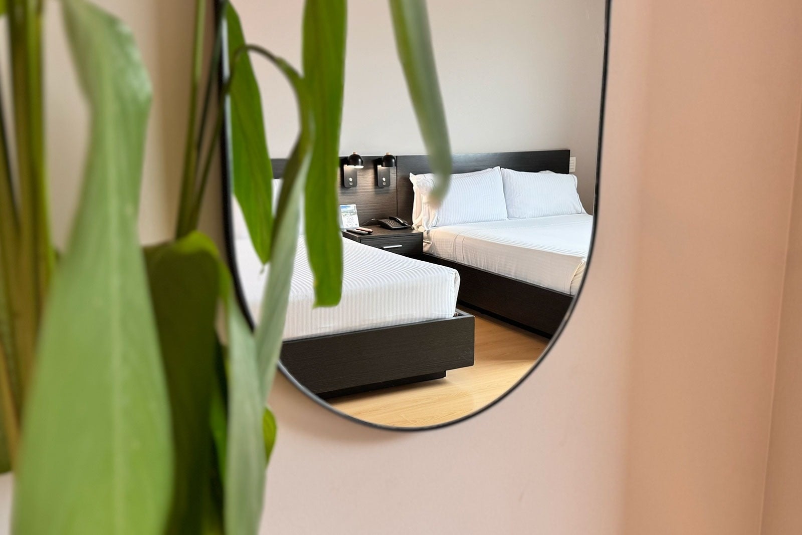 Tequendama Hotel Medellín: Stylish room with two beds reflected in a mirror.