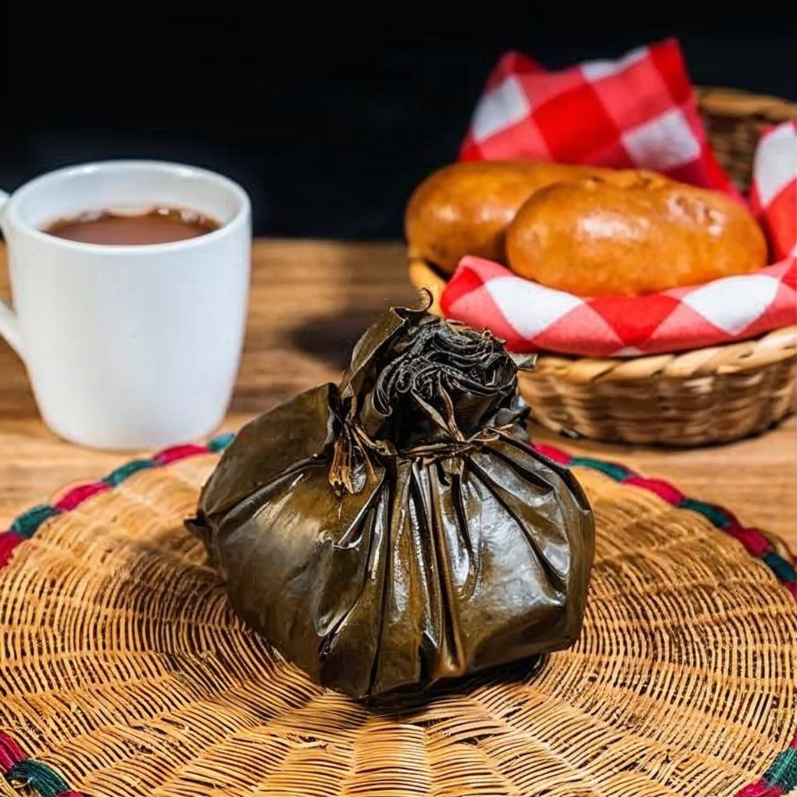 Tequendama: TamalEnvuelto en hoja de plátano, ideal con café y pan. Reserva tu estancia corporativa.