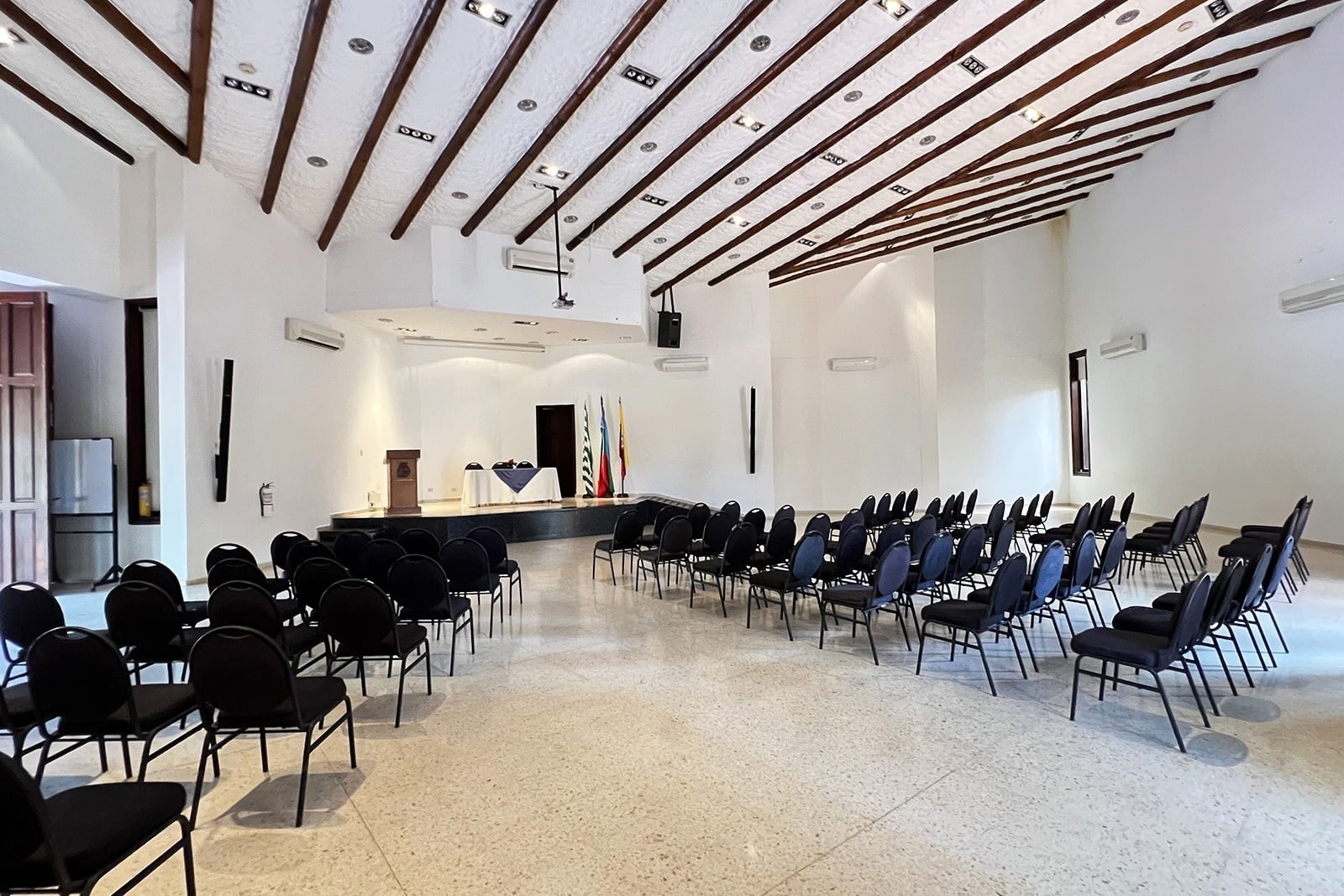 Espacios para eventos en Tequendama Hotel Campestre Villavicencio, con sillas dispuestas.