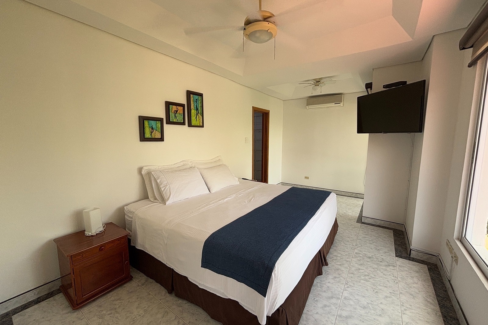 Hotel Los Puentes Comfacundi: King bed, TV, & balcony in a Girardot hotel with pools.