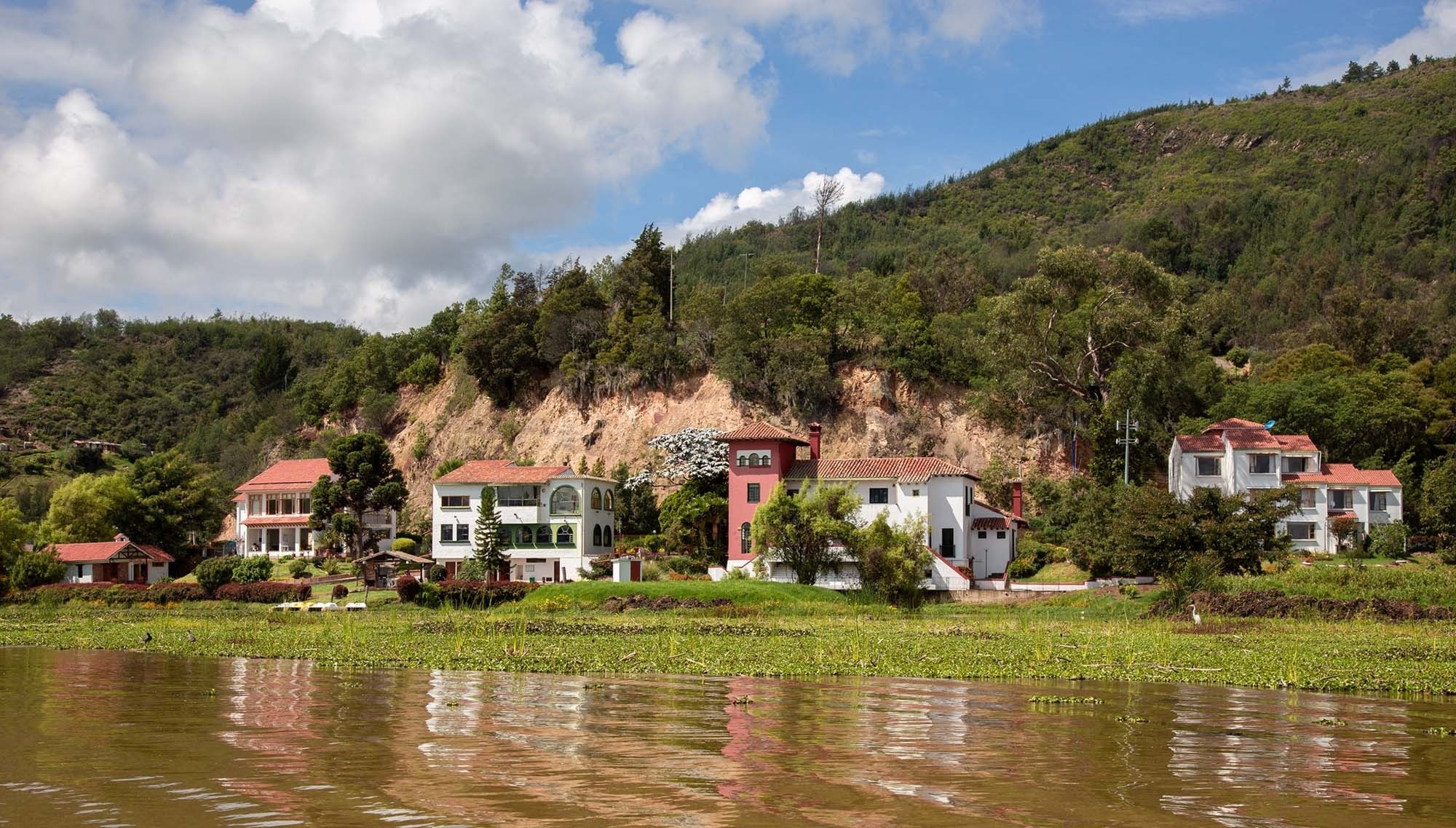 Modern hotel rooms with lake view, Services | Hotel Refugio El Santuario | Official Website.
