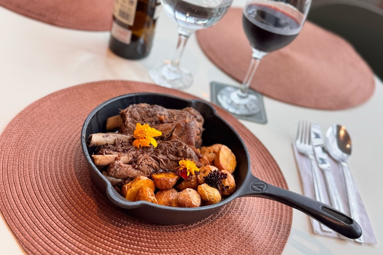 Tequendama Hotel Medellín | Savory short ribs with potatoes and wine, perfect for your stay.