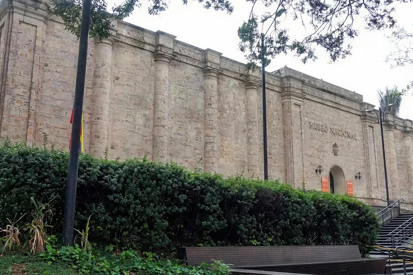Museo Nacional: fachada histórica con vegetación exuberante y acceso T. Tequendama: Corporativa.