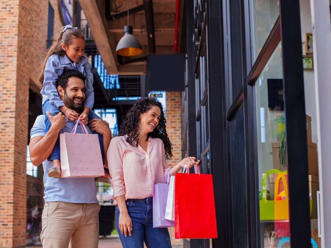 Familia sonriente comprando, cerca del hotel Tequendama Corporativa.