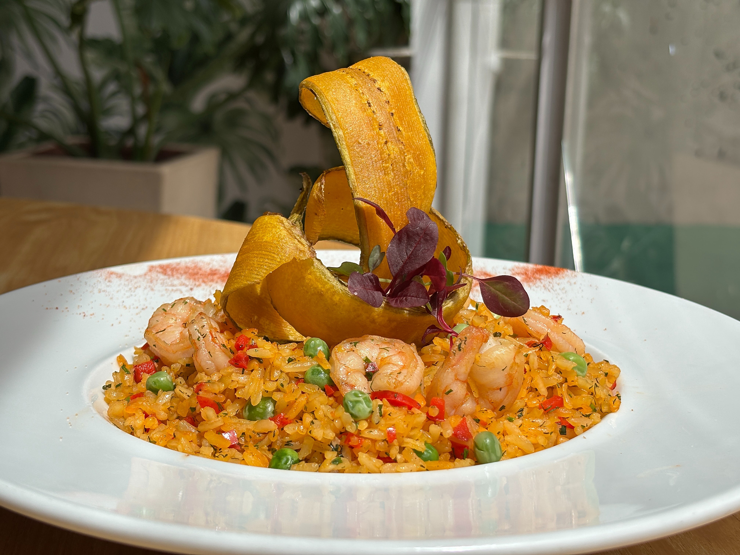 Arroz con camarones y plátano frito, un plato delicioso para tu estadía Tequendama: Corporativa.