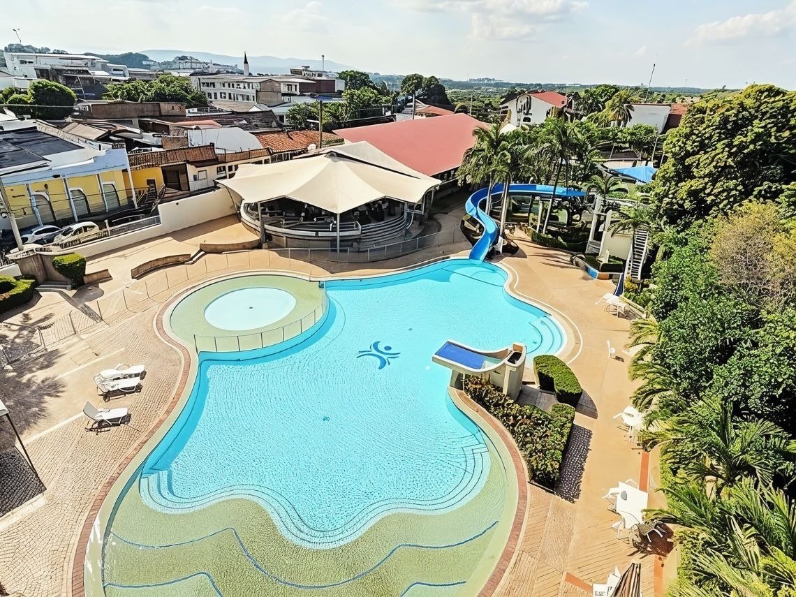 Disfruta de nuestra piscina con tobogán y áreas verdes en Hoteles en Cundinamarca | Tequendama Hoteles.
