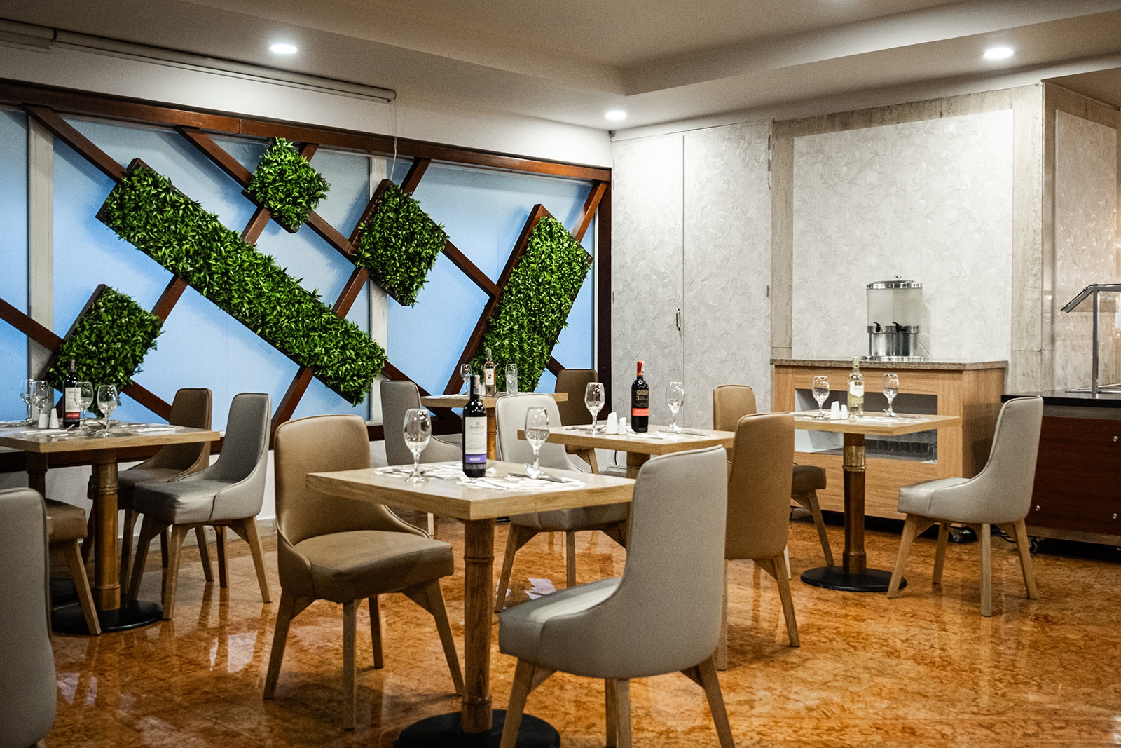 Elegante comedor en Tequendama: Corporativa con decoración verde y mesas listas.