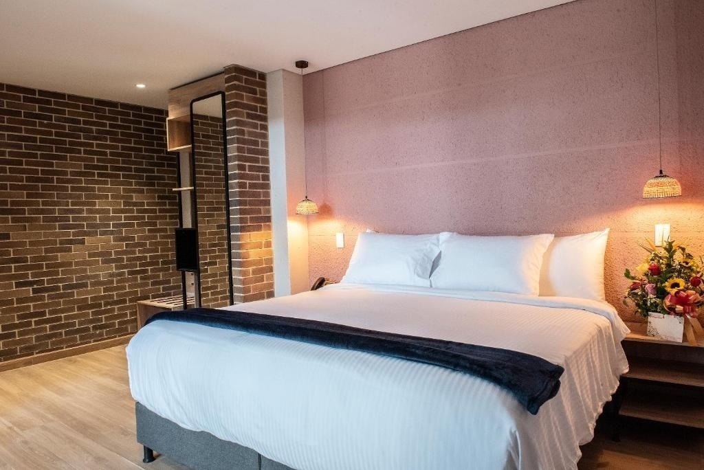 King bed with crisp white linens at Casa Rosé Hotel | Boutique Hotel in El Carmen de Viboral.