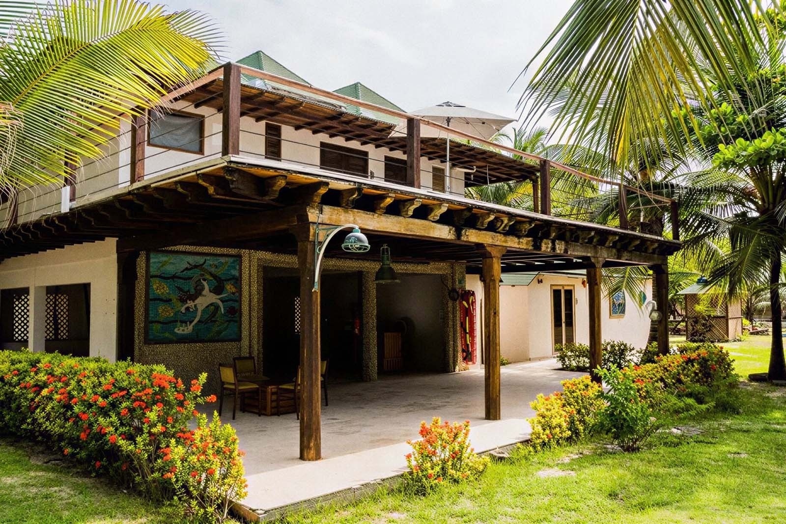 Hotel Rosario de Mar: Tropical balcony with ocean views & lush gardens.