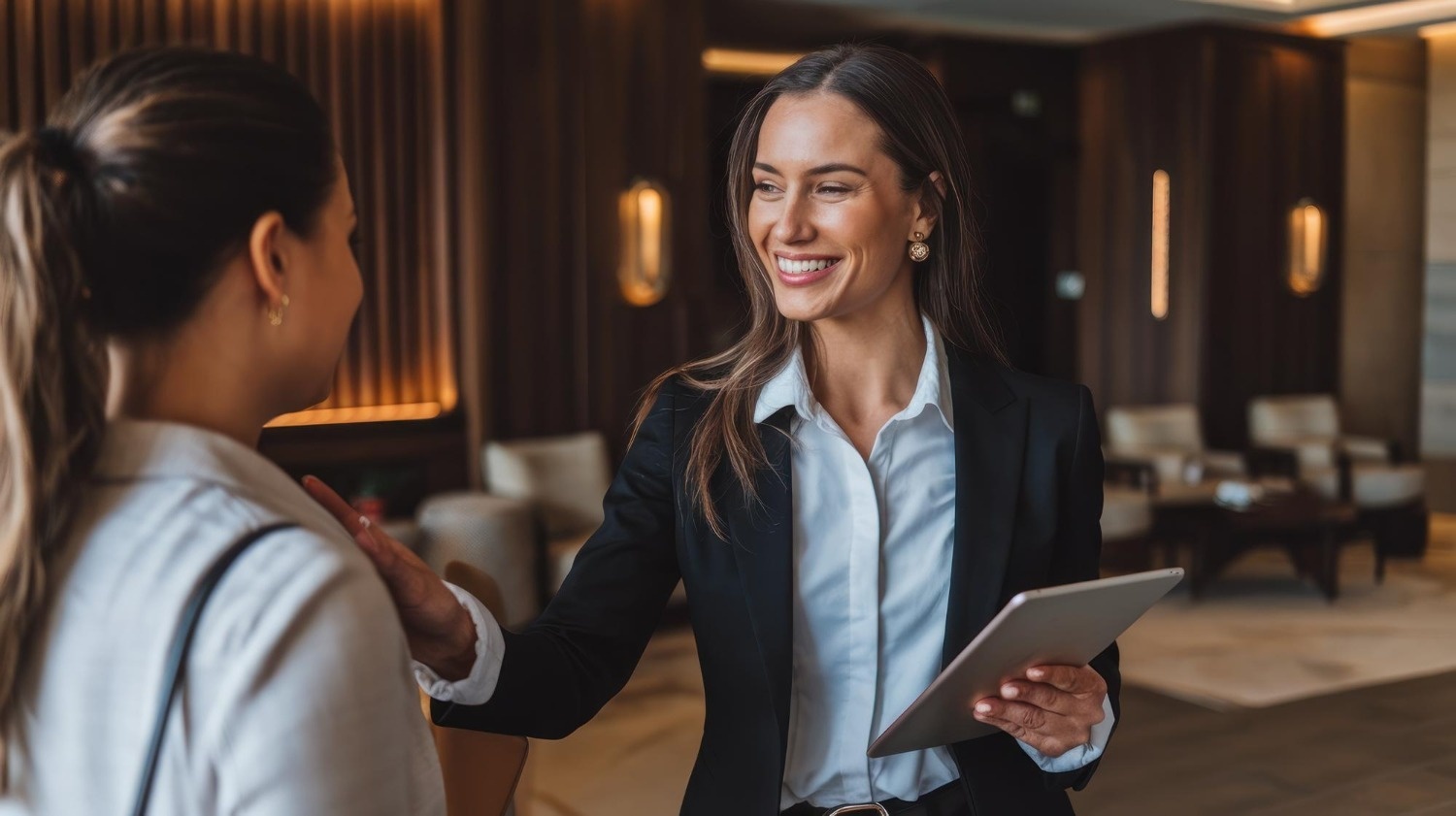 Ejecutiva sonriente en hotel Tequendama: Corporativa.
