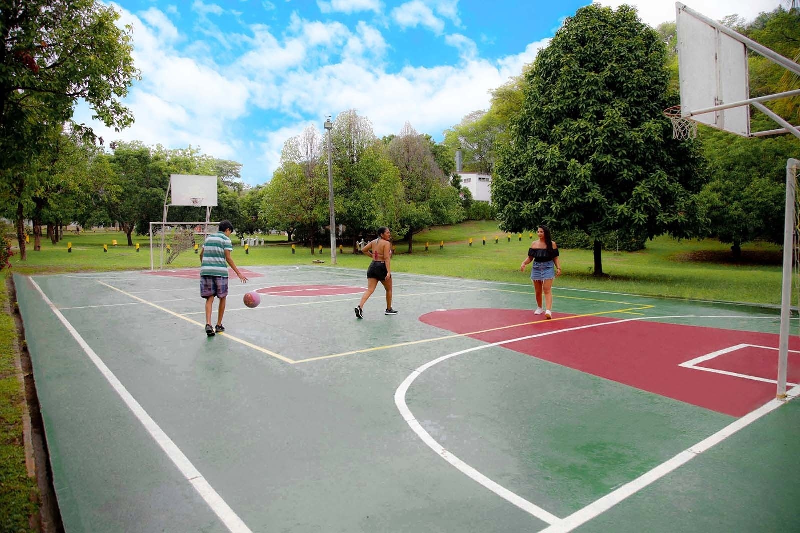 Hotel Mirador de Sumapaz: cancha de baloncesto al aire libre para diversión.