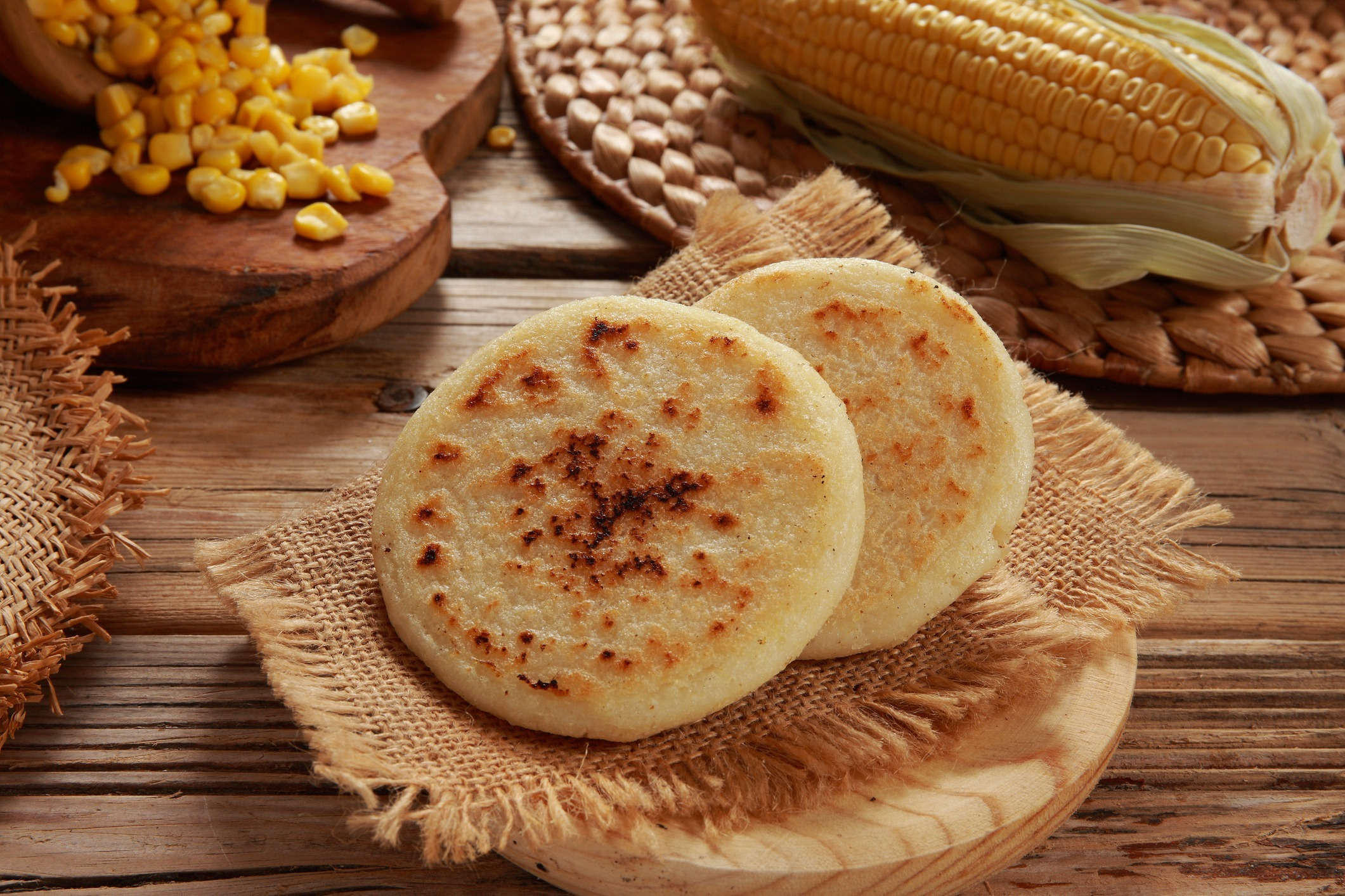 Arepas con maíz y un trozo de mazorca, perfectas para tu Tequendama: Corporativa.