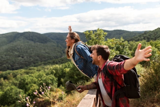 Pareja sonriente disfrutando vistas, ideal para eventos Tequendama: Corporativa.