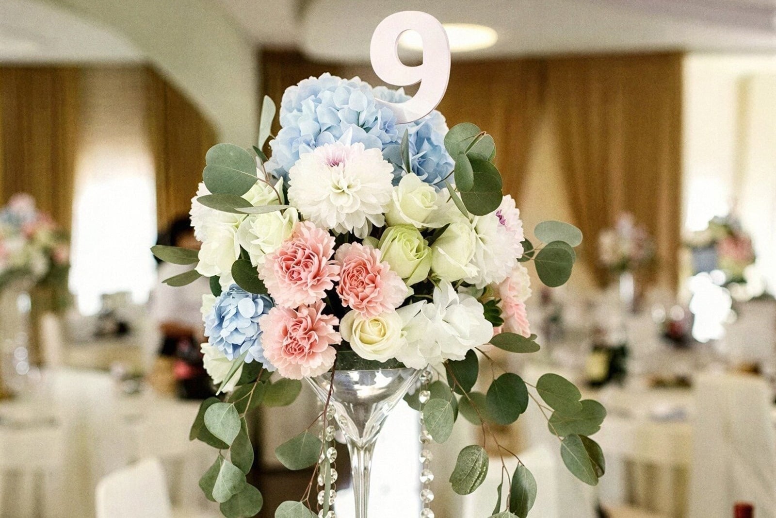 Floral centerpiece with number 9 for Tequendama corporate events.