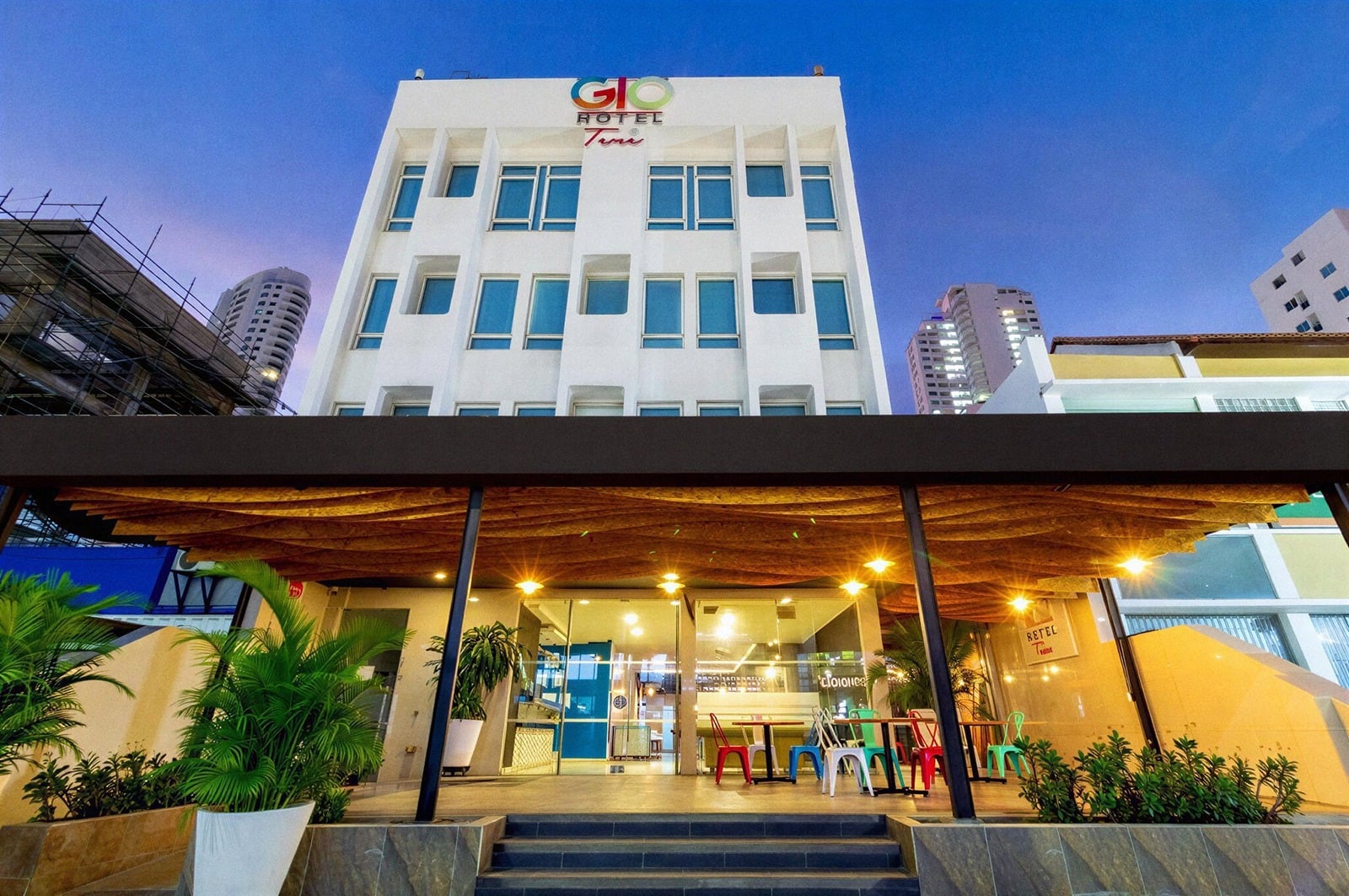 Gio Hotel Tama Cartagena: Fachada moderna, entrada acogedora y terraza en Bocagrande.