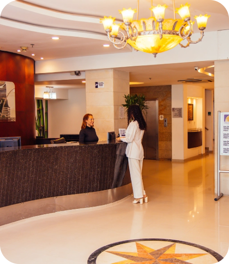 Hotel Plaza Las Américas: Friendly reception staff greets guests at the counter.