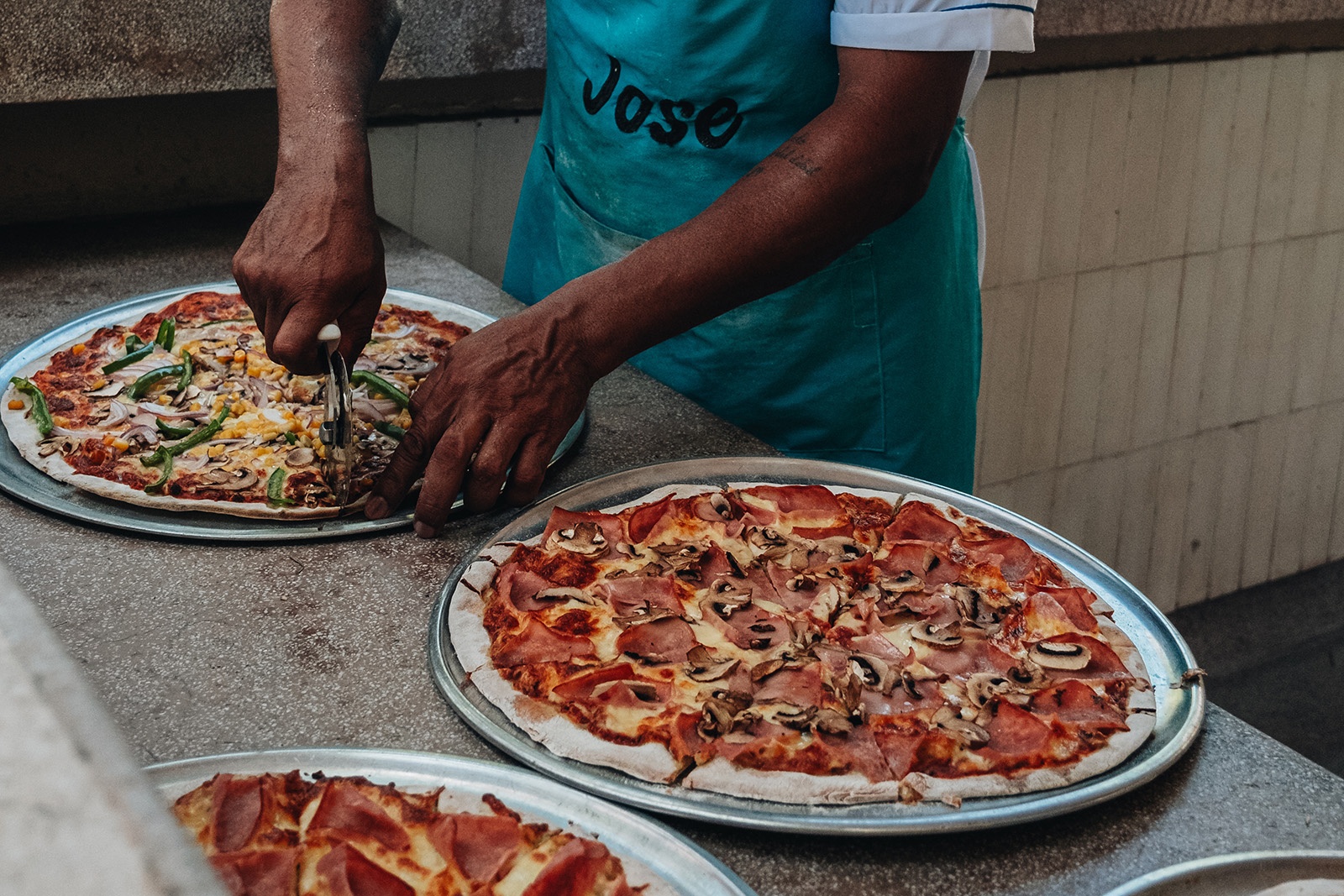 Serving pizzas at Tequendama: Corporativa, a delicious event.