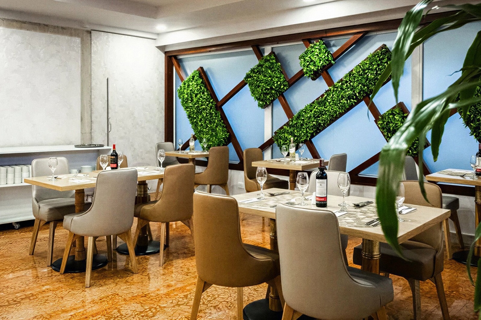 Restaurant tables set for dining at Tequendama Suites Bogotá, the perfect city center suites.