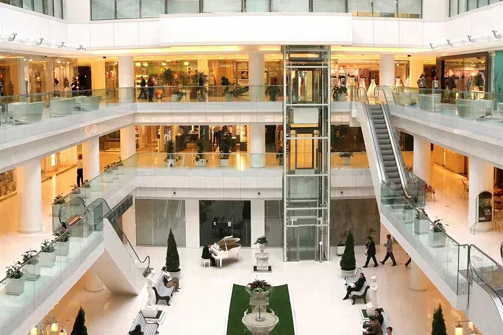 Interior moderno de Tequendama: Corporativa, con escaleras, elevador y piano.