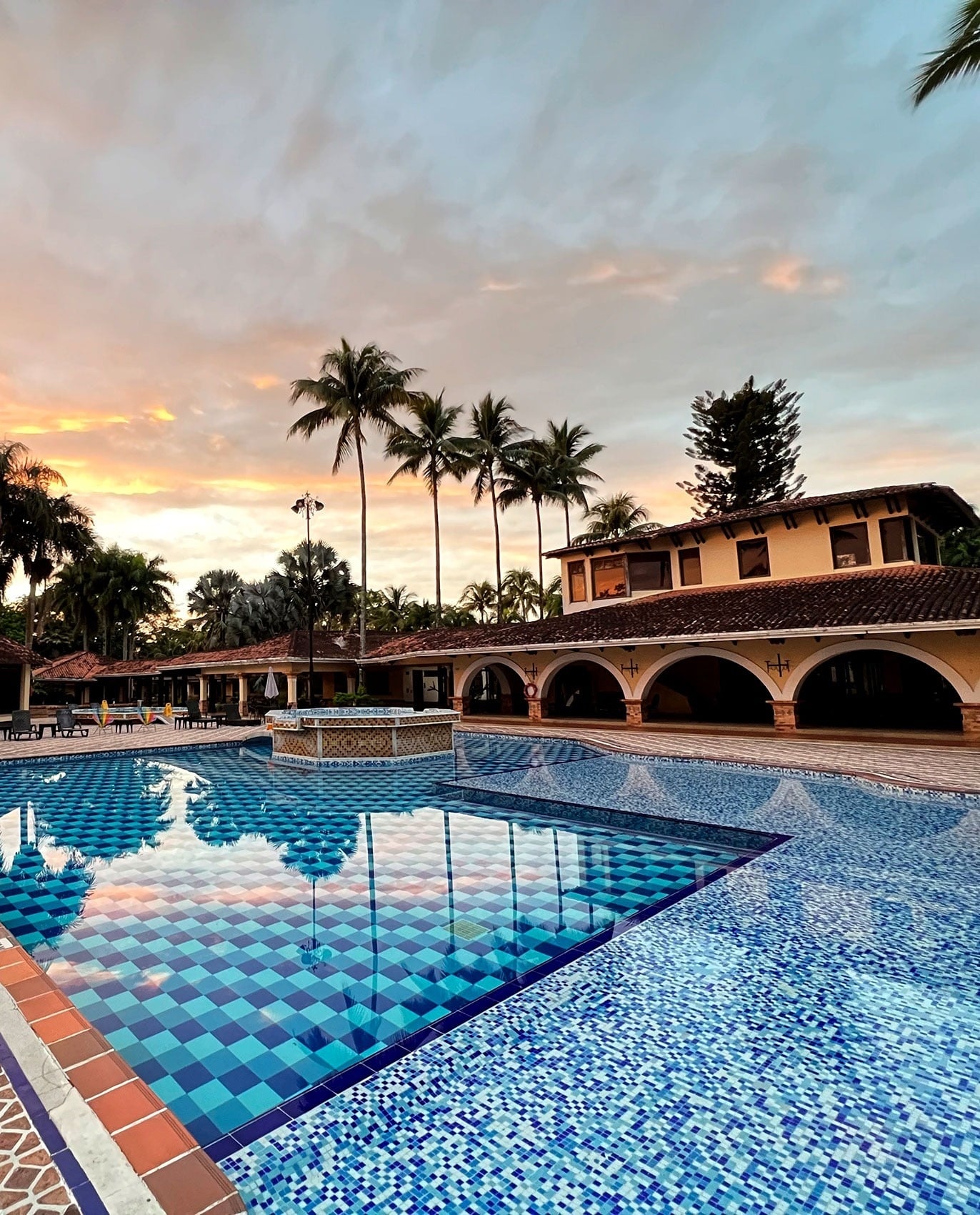 Piscina y atardecer en Tequendama Hotel Campestre Villavicencio: Naturaleza y Relax.