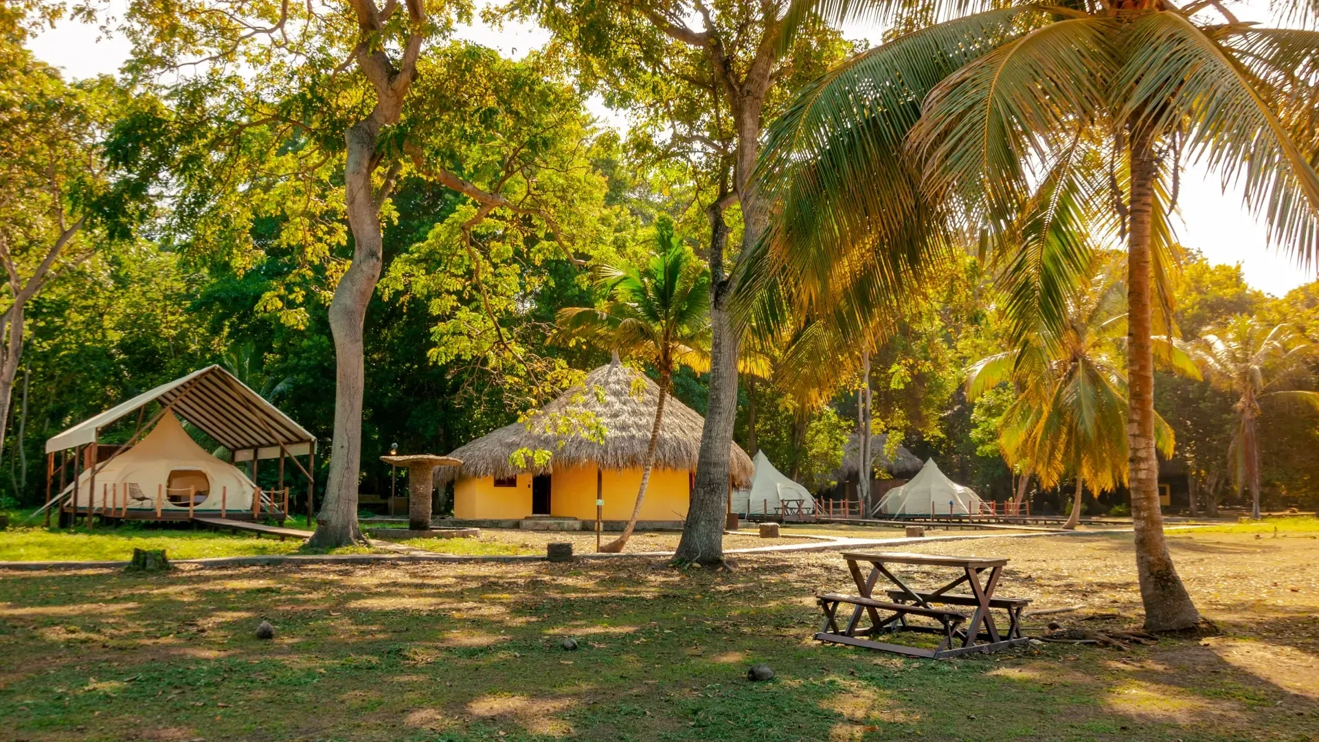 Cabañas estilo safari y casa amarilla con techo de paja en Parque Tayrona. Cabañas Tequendama.