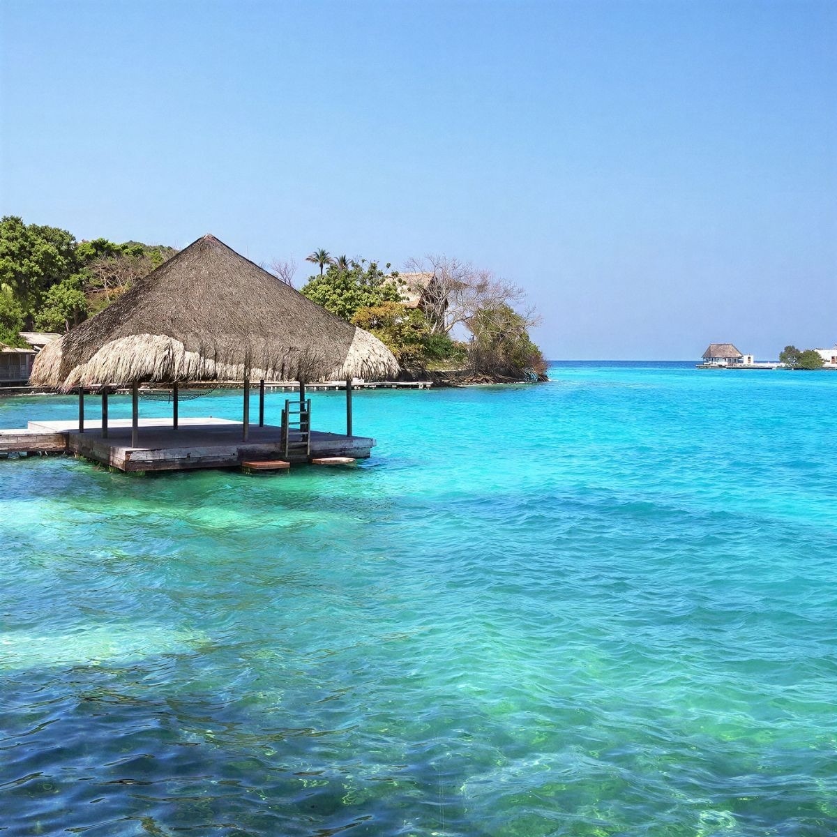 Muelle Tequendama: Corporativa, con palapa y aguas turquesas cristalinas.