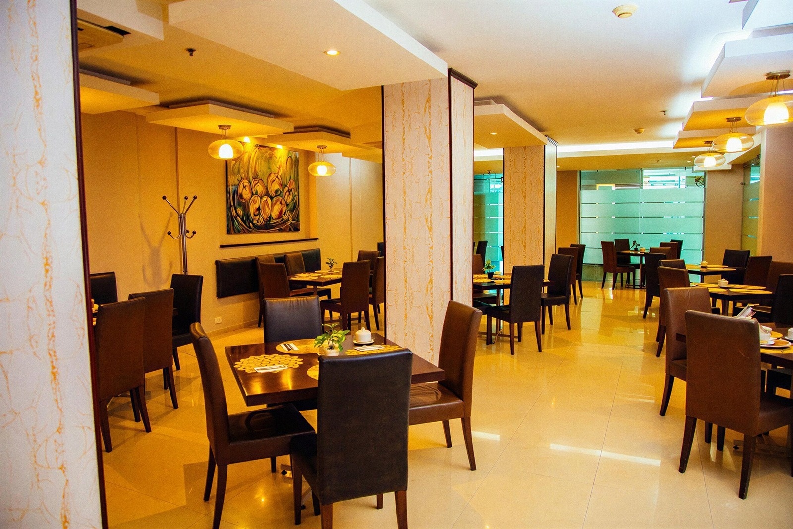 Restaurante Tequendama: Espacio corporativo elegante con mesas y sillas listas.