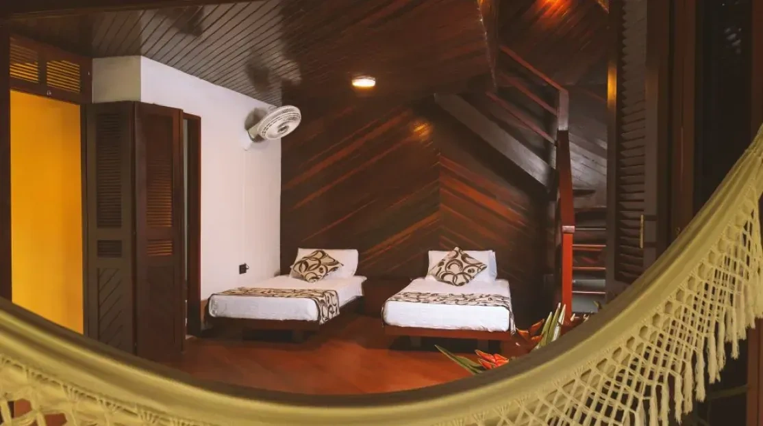 Cabañas Tequendama: dos camas individuales, decoración en madera y hamaca, vistas al Parque Tayrona.