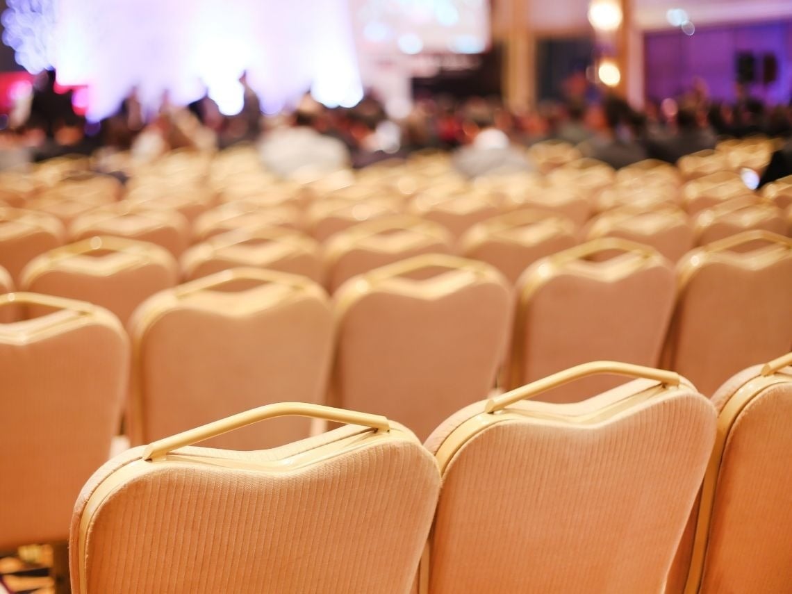 Butacas corporativas Tequendama en sala de eventos, listas para conferencias.