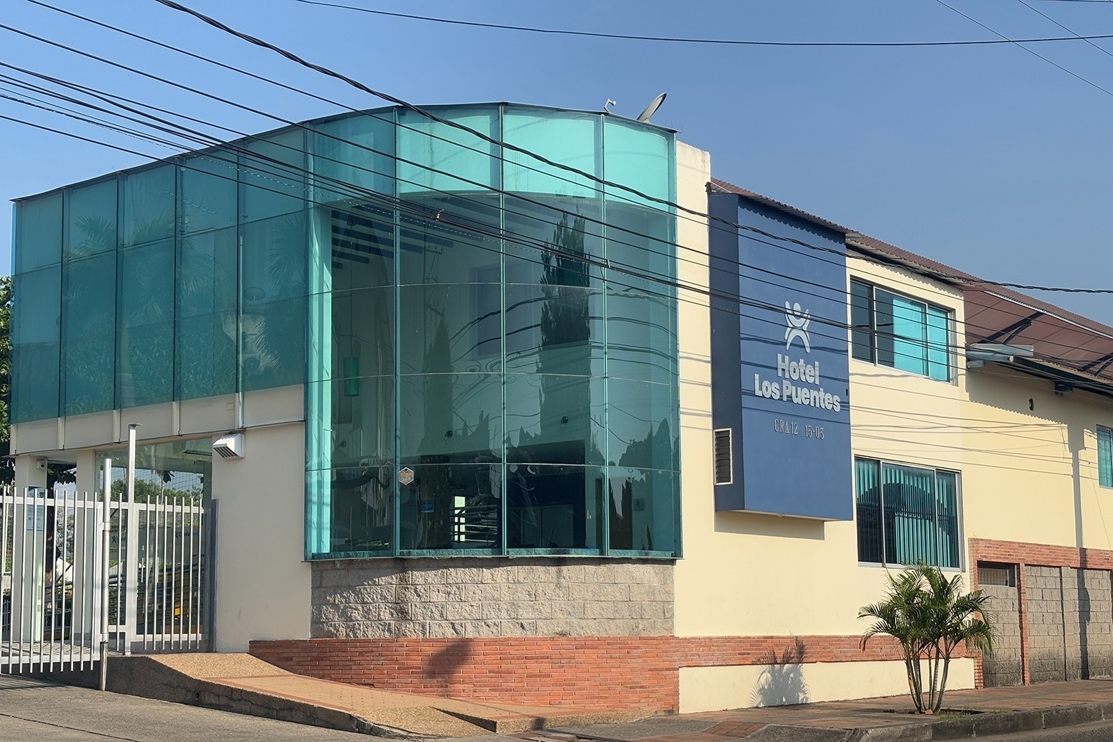 Hotel Los Puentes Comfacundi: Modern hotel in Girardot with glass facade and pool.