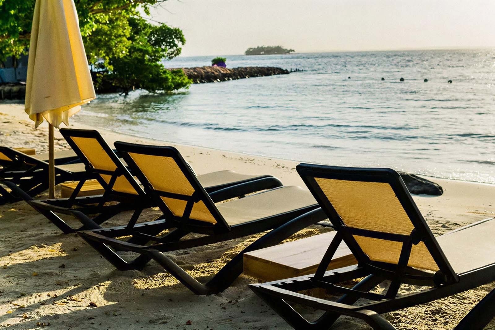 Hotel Rosario de Mar: Beach chairs on sand, ocean view. Perfect for your stay.