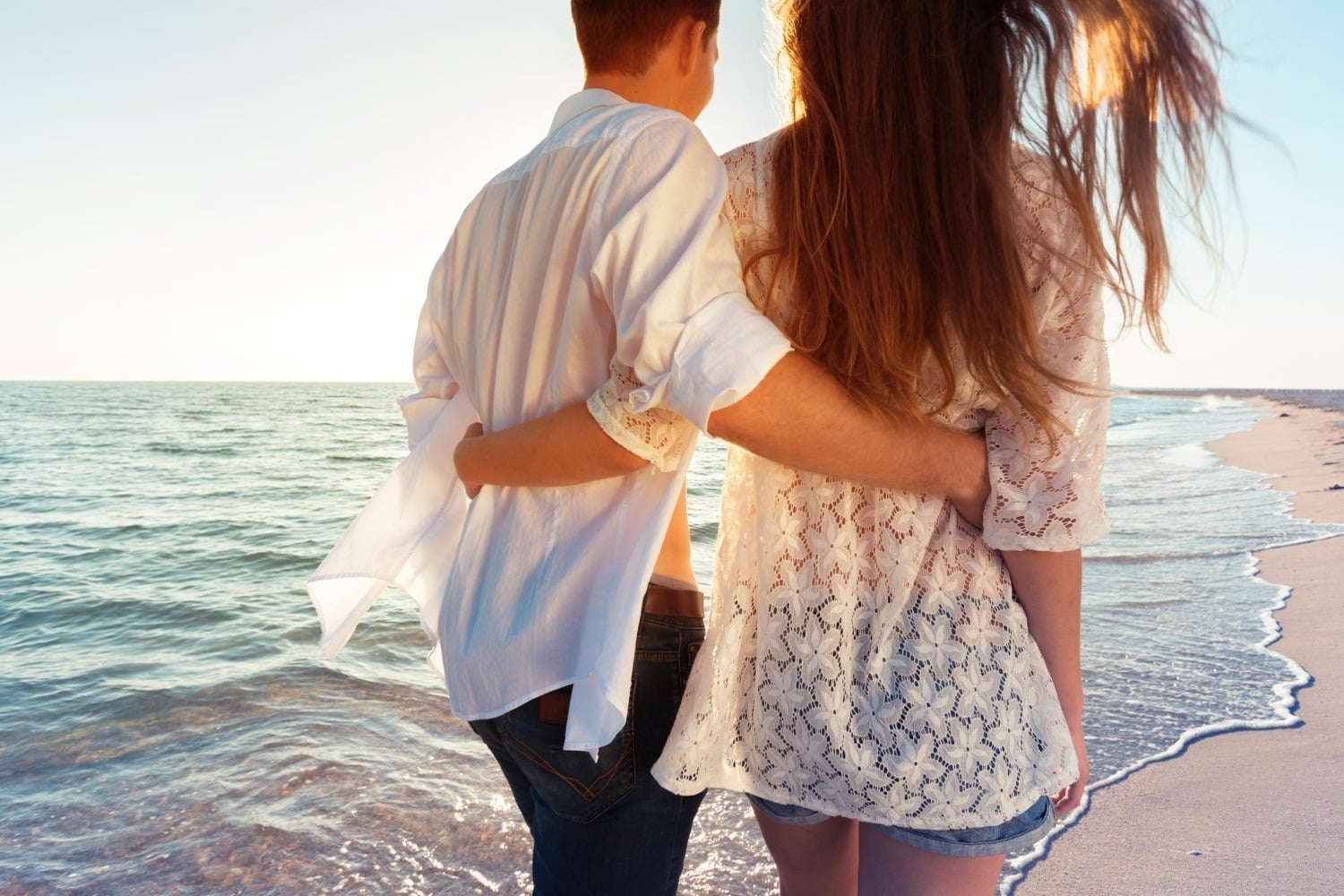 Pareja en playa al atardecer, ideal para eventos corporativos Tequendama.