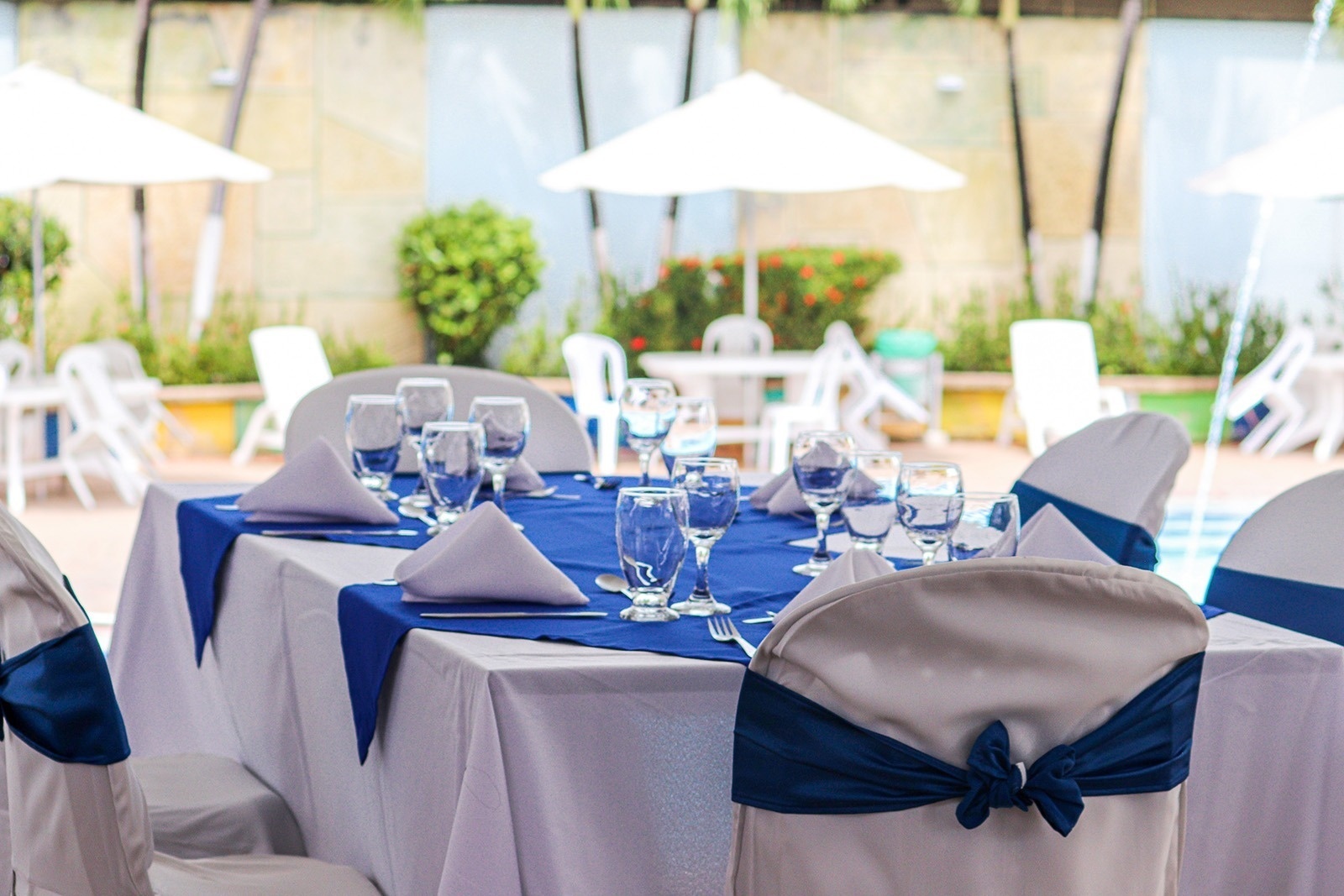 Hotel Los Puentes Comfacundi: Outdoor dining setup with tables, chairs, and umbrellas at Hotel Los Puentes Comfacundi.