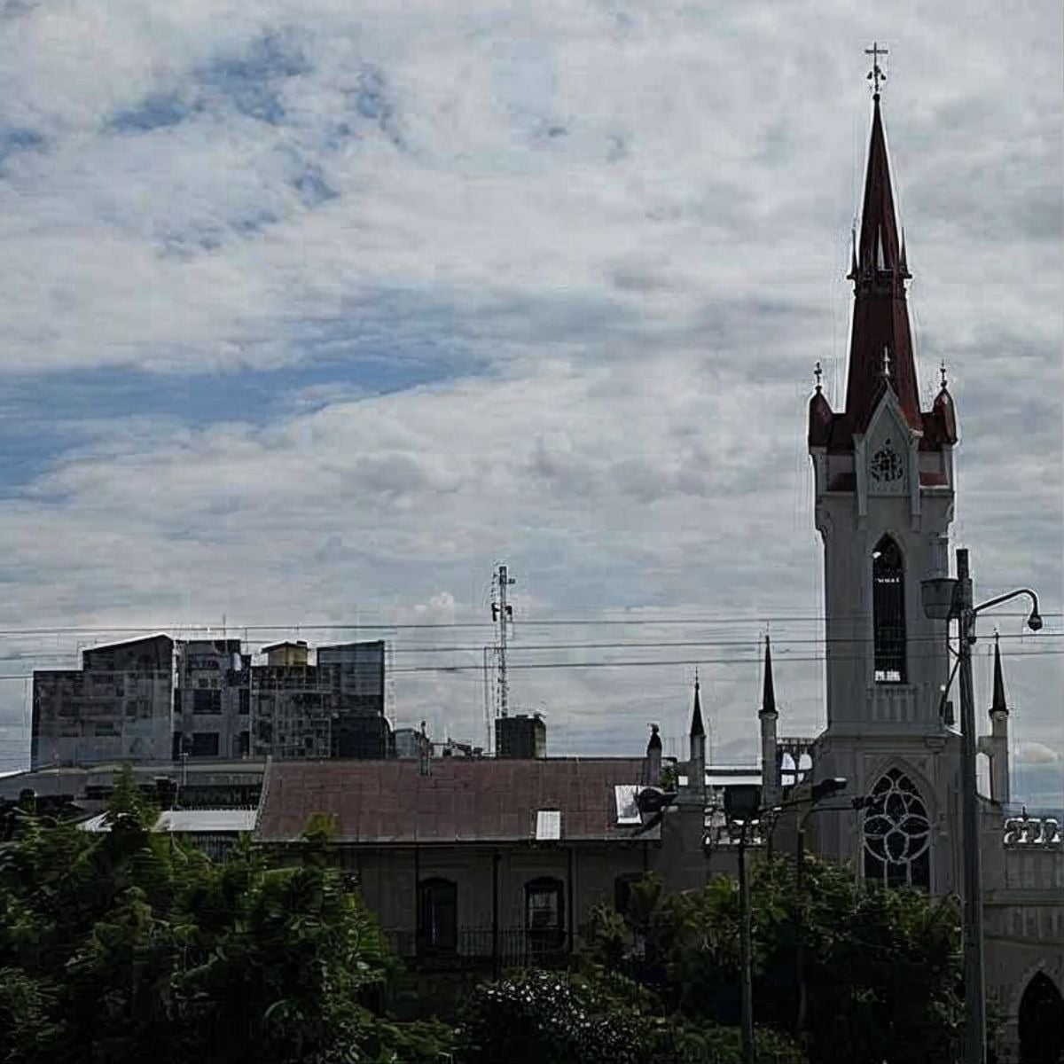 Tequendama: Corporativa vista panorámica de iglesia y edificios modernos.