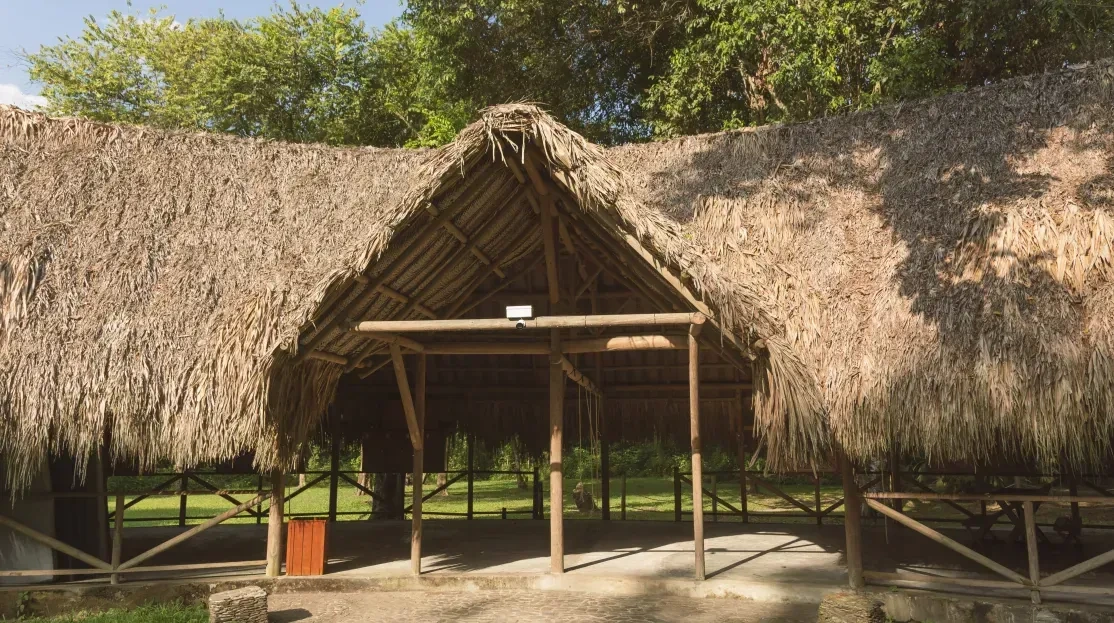 Cabañas Tequendama: pérgola rústica de palma en Parque Tayrona, ideal para eventos.