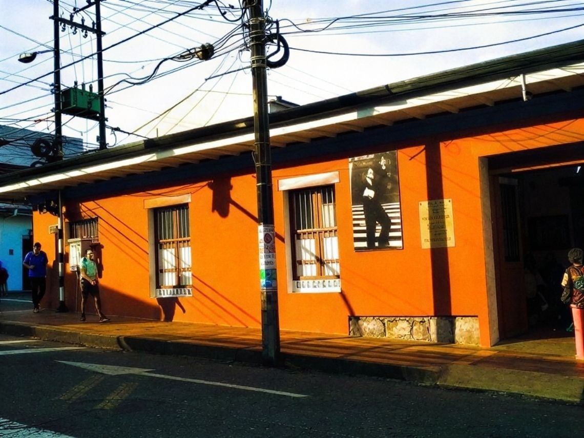 Edificio naranja con arte, Tequendama: Corporativa, y ambiente urbano.
