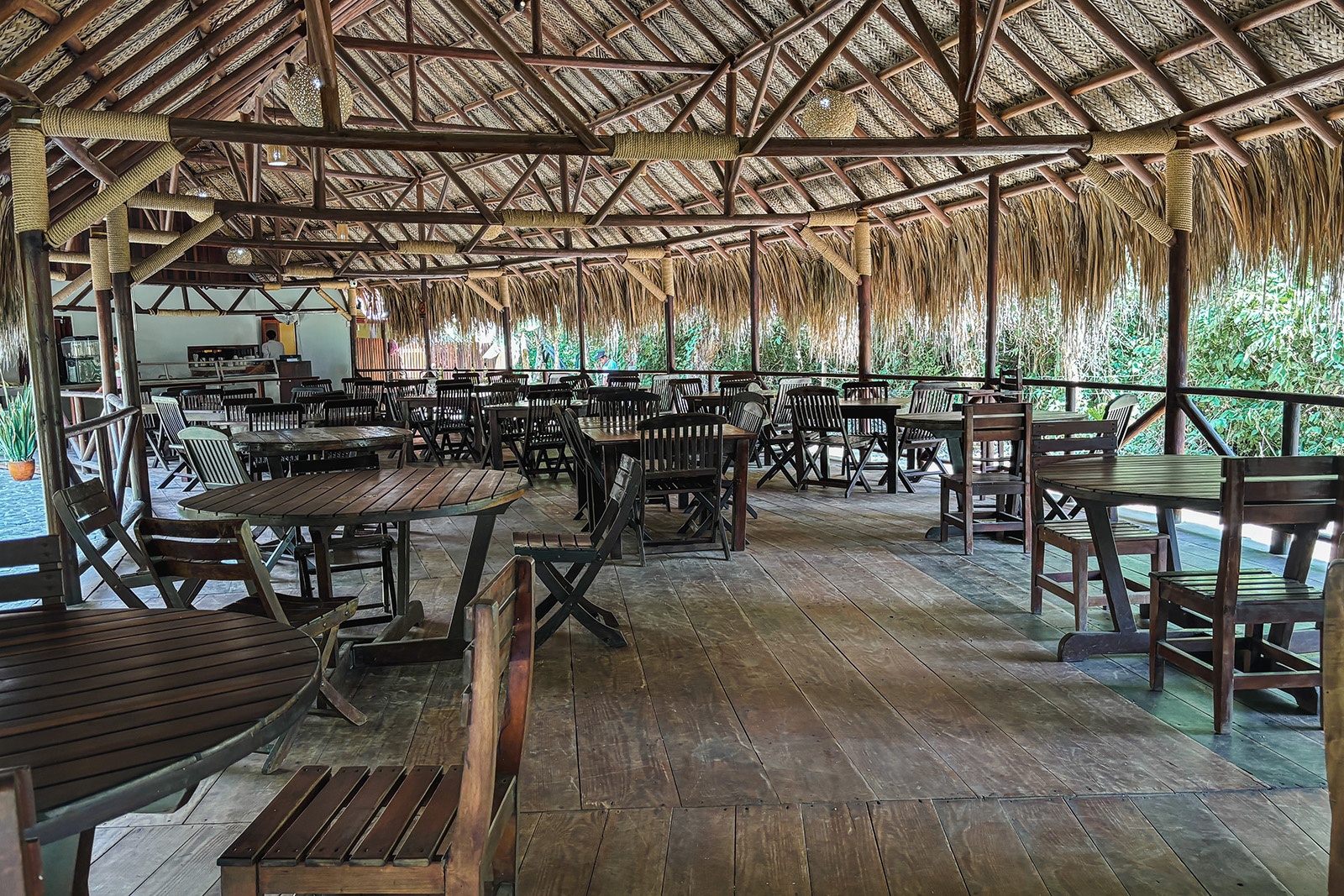 Restaurante Tequendama: Corporativa con mesas de madera al aire libre.