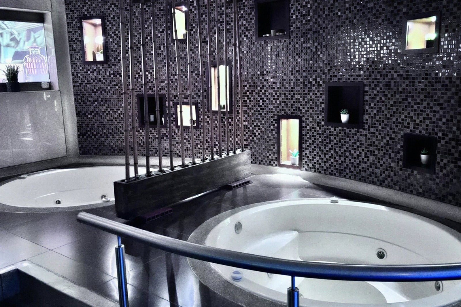 Spa Tequendama: Corporativa, lujosos jacuzzis y moderna pared de mosaicos.