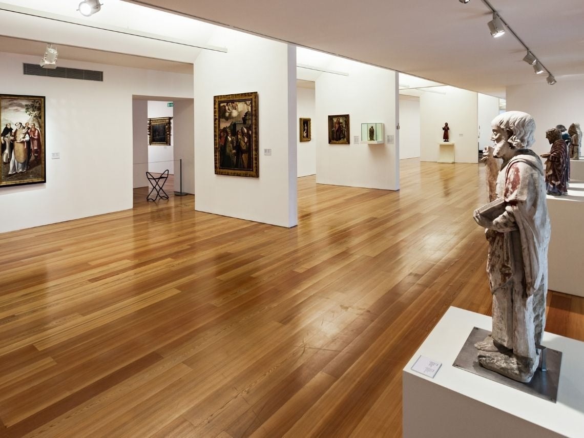Tequendama: Corporativa exhibe arte religioso y pinturas en sala espaciosa.