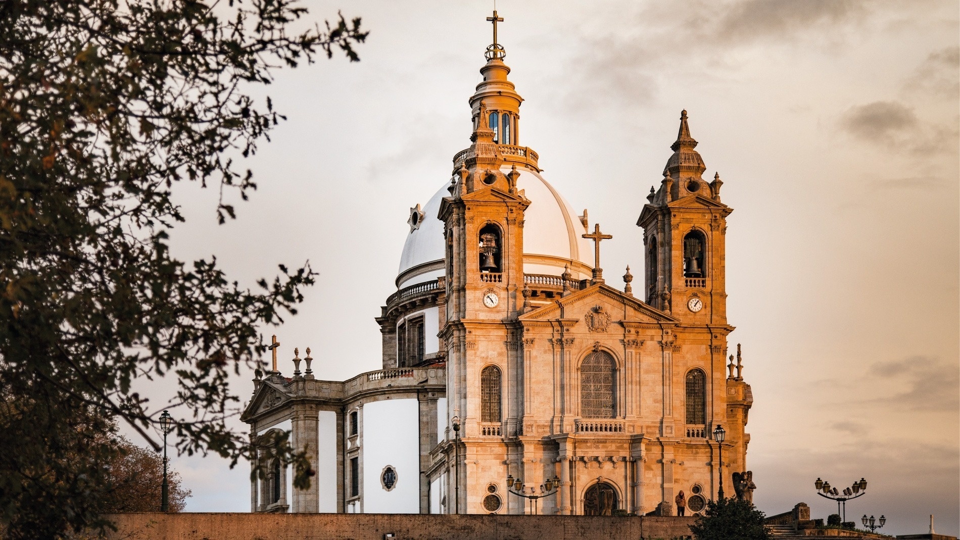 uma igreja com uma cúpula branca e uma cruz no topo