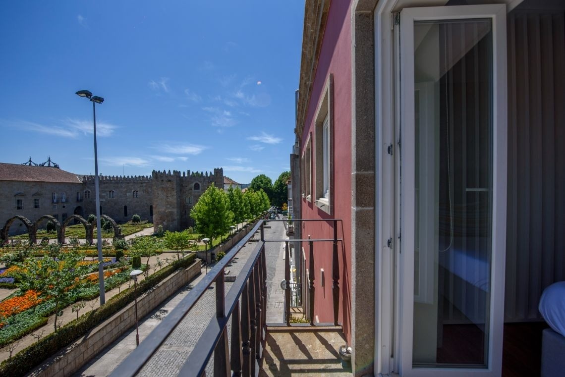 uma varanda com vista para uma rua e um castelo