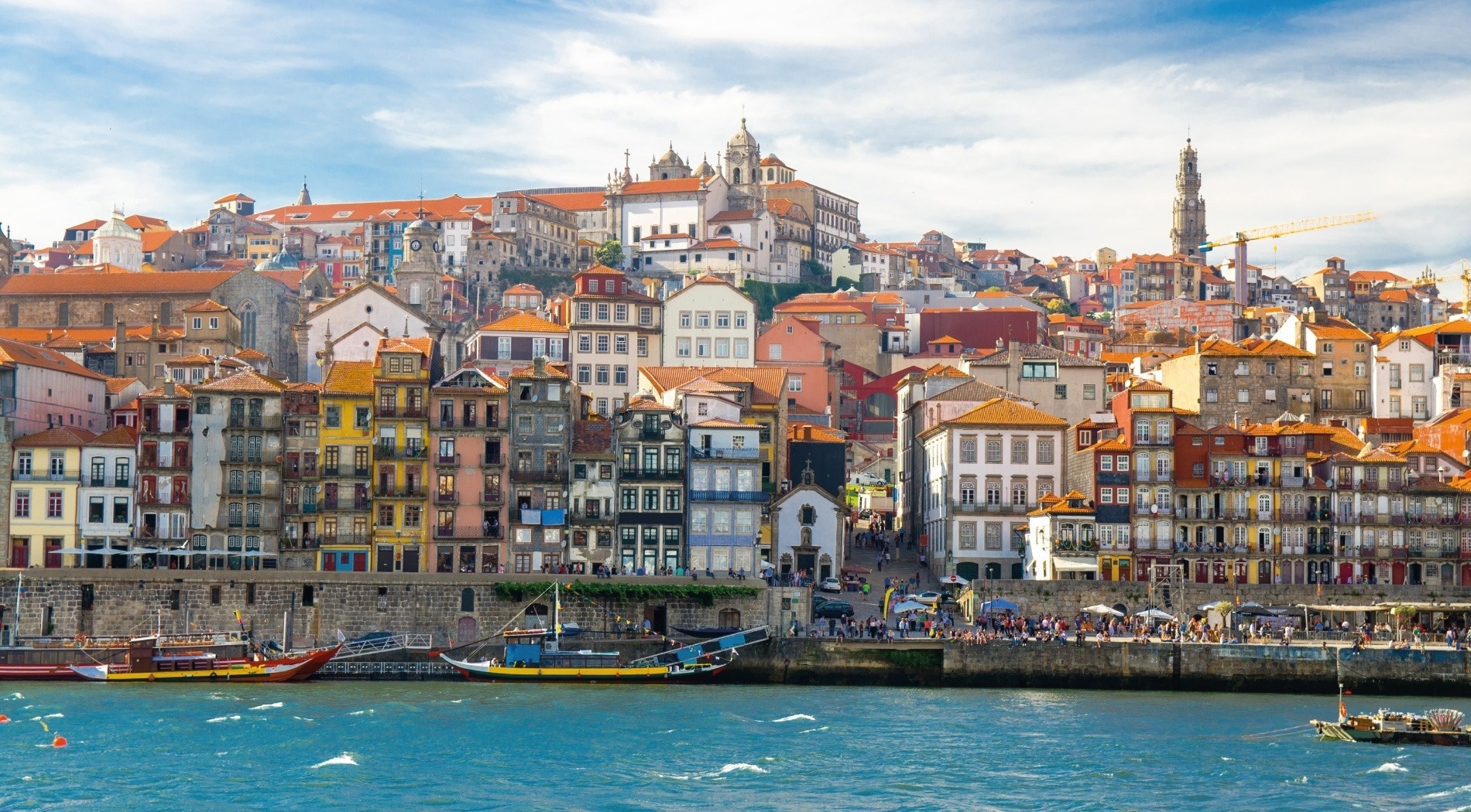 um grupo de barcos está ancorado ao lado de uma cidade