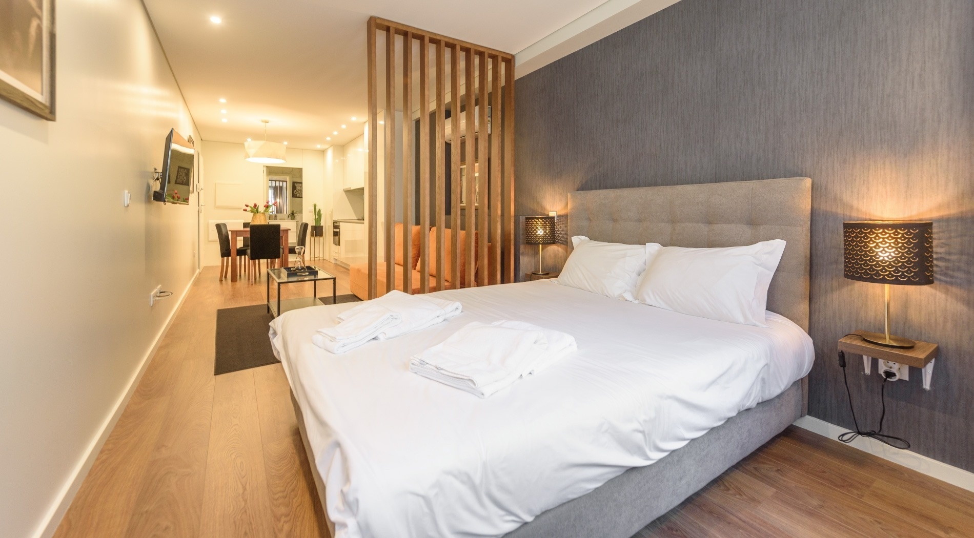 un dormitorio con una cama y dos lámparas
