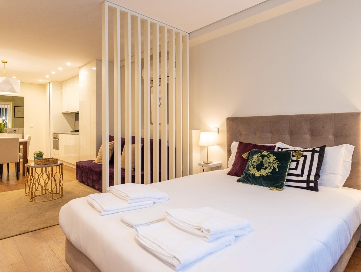 una habitación con una cama y una mesa de oro