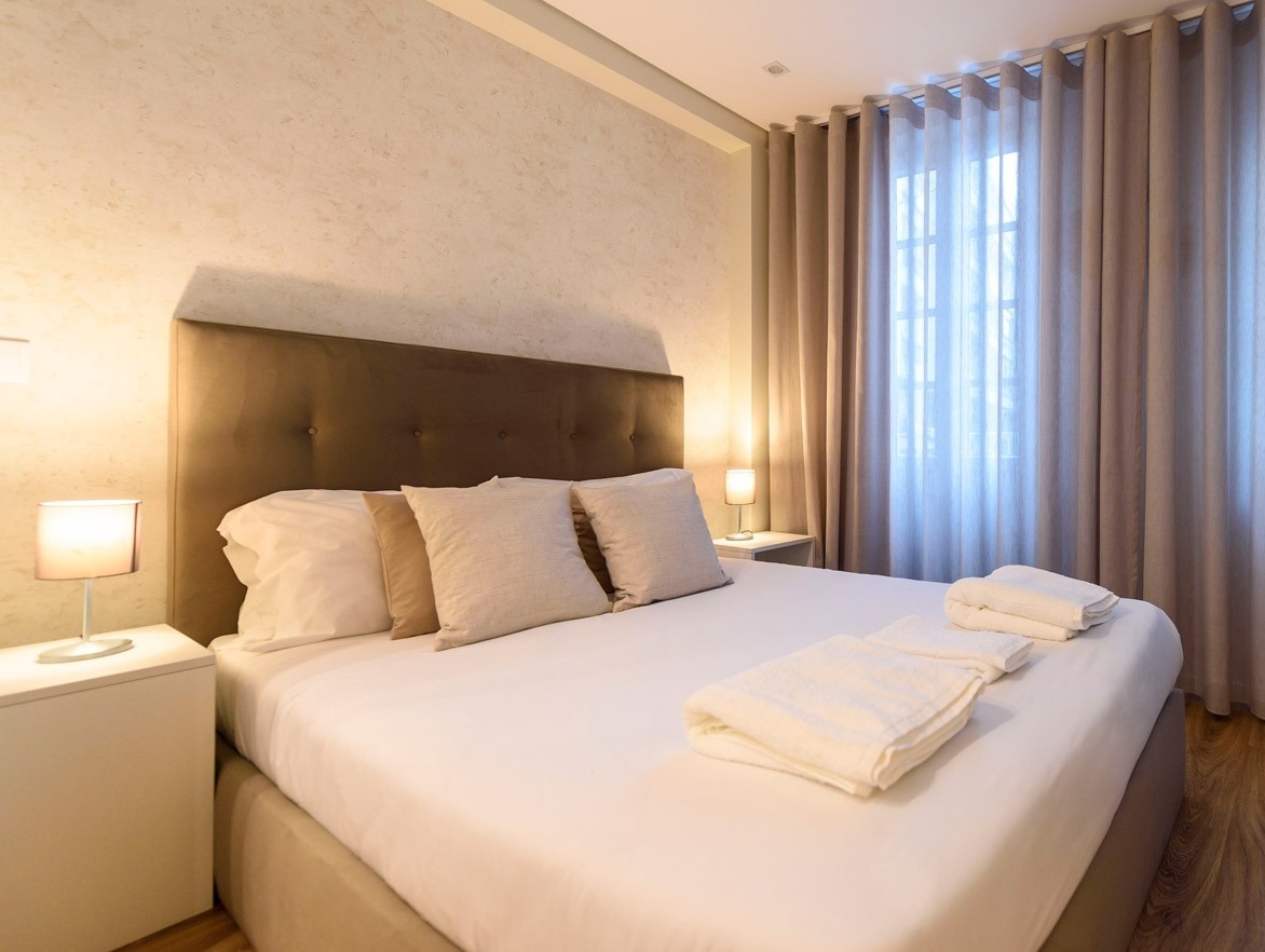 un dormitorio pequeño con una cama y una silla