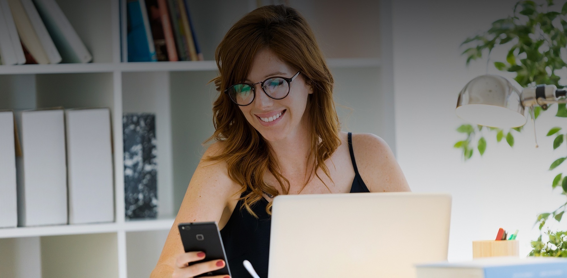 un primer plano de una persona usando un teléfono inteligente