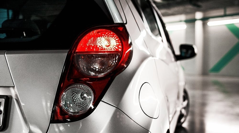 un primer plano de la luz trasera de un coche