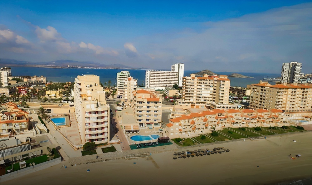 una vista aérea de un complejo de apartamentos en la playa